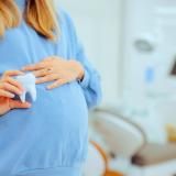 Gesunde Zähne in der Schwangerschaft – warum Prävention jetzt besonders wichtig ist.