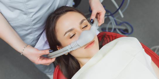 MFA betreut junge Patientin mit Lachgasmaske