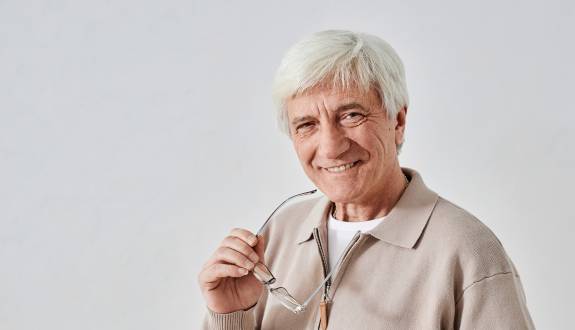 Senior lächelt
