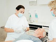 Dr. Sarkissian spricht mit einem Patienten während der Behandlung