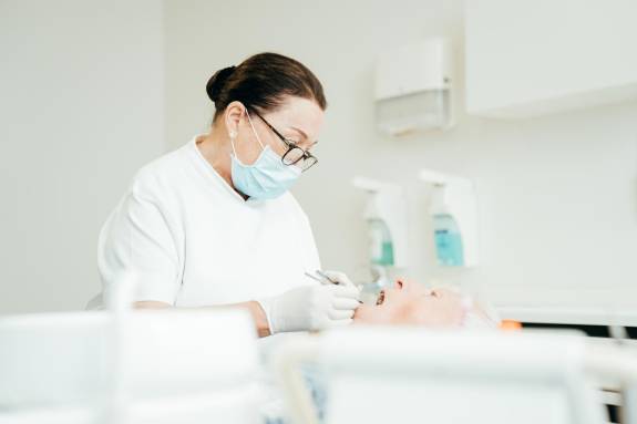 Dr. Sarkissian behandelt konzentriert einen Patienten