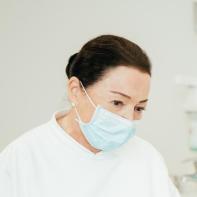 Dr. Sarkissian spricht mit einem Patienten während der Behandlung