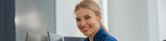 MFA arbeitet am Computer am Empfang